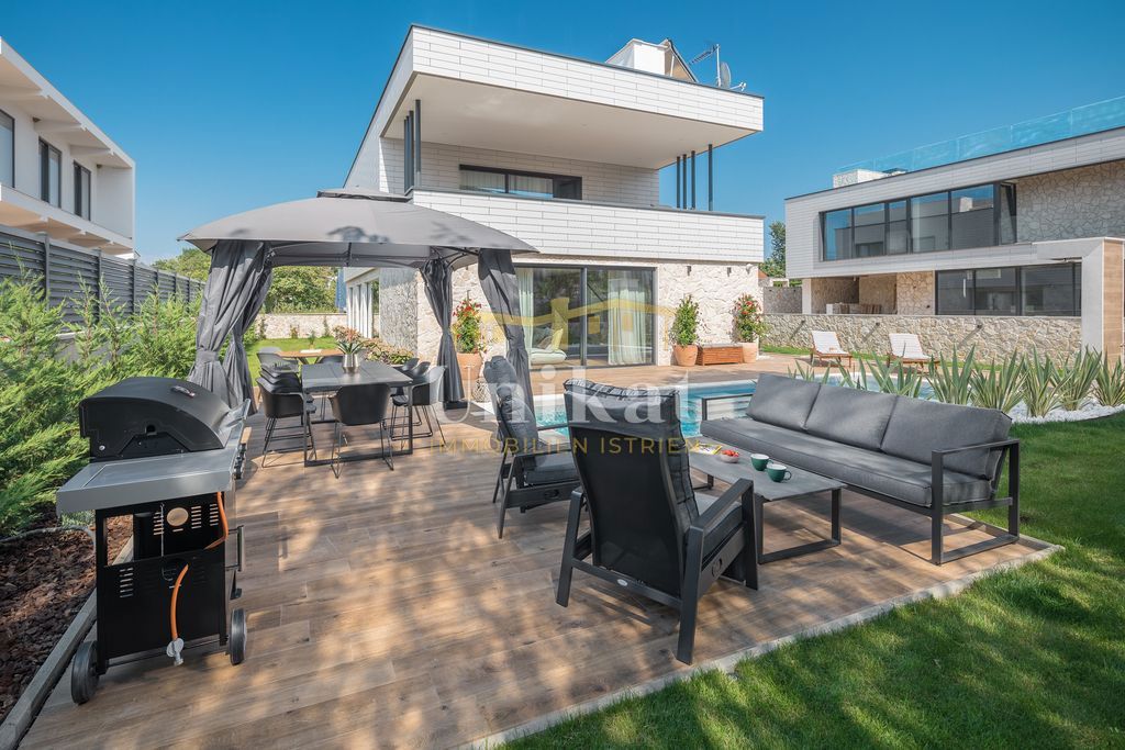 Nova moderna vila samo 400 metrov od morja